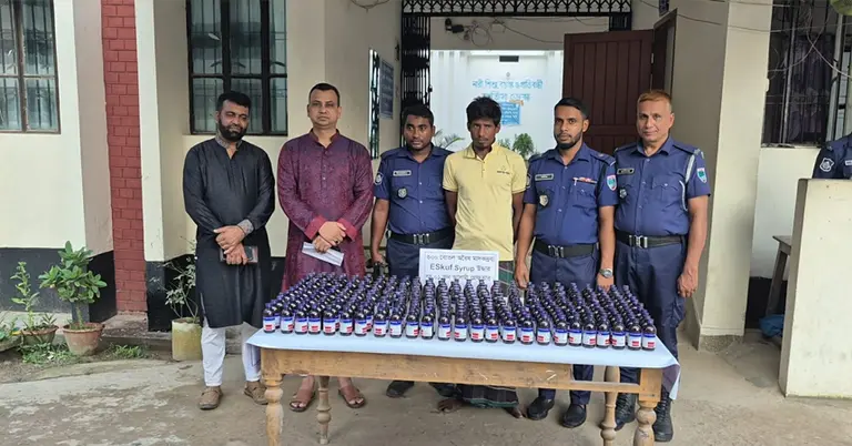 ৩০০ বোতল এসকাপ সিরাপসহ আটক হওয়া একজন